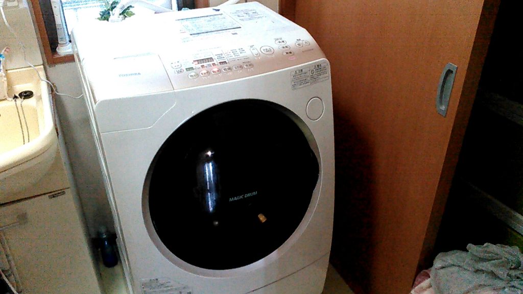 TOSHIBA洗濯機　名古屋取りに来た人0円 明日12:30まで。 名古屋市中川区東芝ドラム洗濯機水漏れ修理